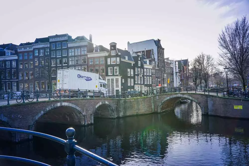 Verhuiswagen van Oomen Verhuizers in Amsterdam